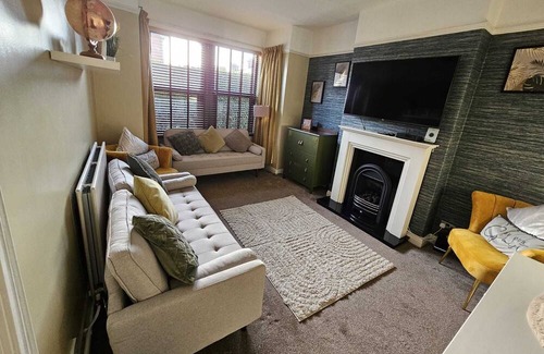 Stoke-on-Trent House | Spacious Home - King Size Bed - Pets - In Oak Hill / Trent Vale