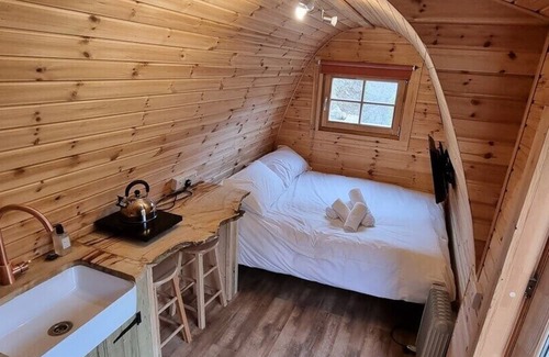 Taicynhaeaf Apartment | Magical Forest Nest ** Hot tub ** Pet friendly
