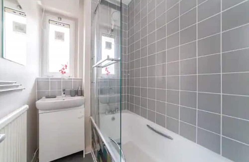 Larkhall Apartment | Great Central Ground floor flat with free parking child friendly vauxhall