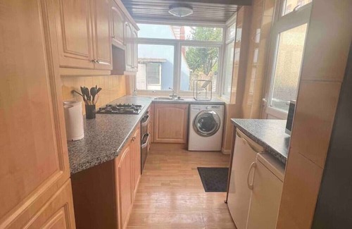 Lea Bridge House | Twin Tranquility- Room in Leyton