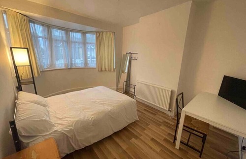 Lea Bridge House | Twin Tranquility- Room in Leyton