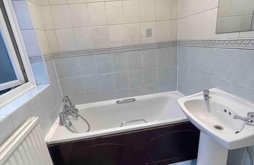 Lea Bridge House | Twin Tranquility- Room in Leyton