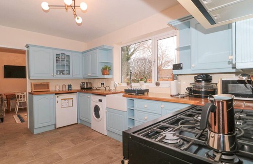 Portishead Cottage | 24 SEVERN ROAD, pet friendly, with hot tub in Portishead