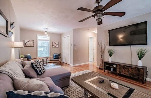 Conway House | Tranquil Paradise: Enchanting 3-Bedroom Brookside