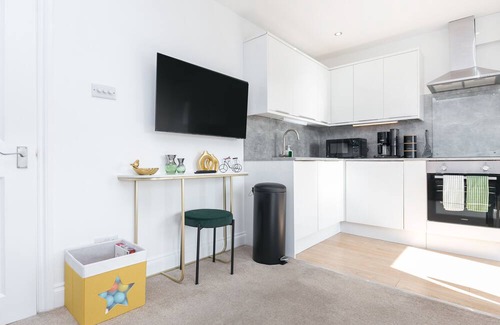 Abbey Apartment | Stunning 2 bedrooms Apartment S/Wimbledon London with Parking and Strong WiFi.