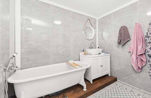 Spangereid House | Family-friendly home near canal