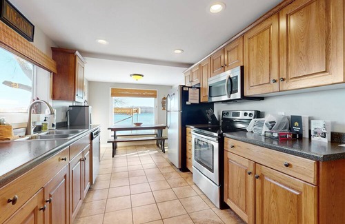 Town of Jerusalem House | Willow Tree Cottage - dog-friendly lakefront house with firepit & fireplace