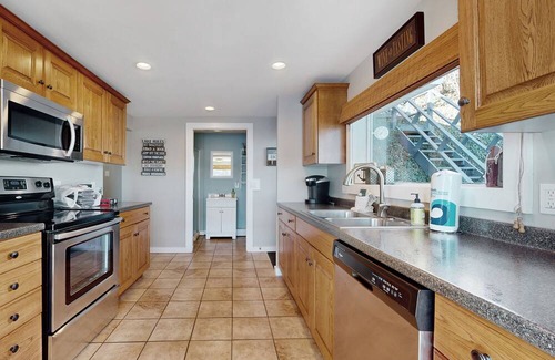 Town of Jerusalem House | Willow Tree Cottage - dog-friendly lakefront house with firepit & fireplace