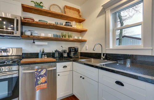 Lake Huntington House | Waterfront Catskills Home w/ Hot Tub & Fireplace