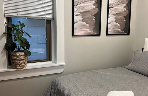 Wicker Park Condo | Beautiful, Clean 2BD/1BA private entrance+parking