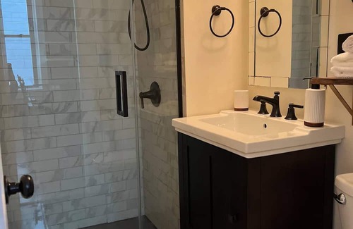 Wicker Park Condo | Beautiful, Clean 2BD/1BA private entrance+parking
