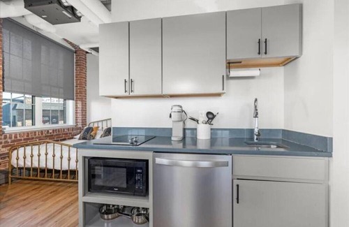 Manchester Apartment | [Pet Friendly] Gatsby's Corner