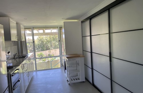 Safety Beach Apartment | 5 minutes walk to pristine beaches. Safety beach is a quiet residential locale.