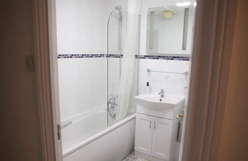 Abbey Apartment | Charming 2-Bed Apartment Free Parking in Wimbledon