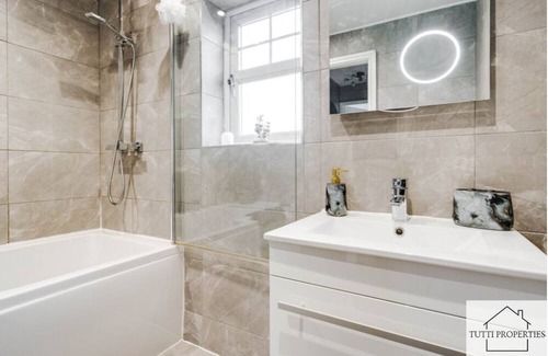 Kirkby House | Beautiful Home from Home In Liverpool, Perfect for Families and Contractors.