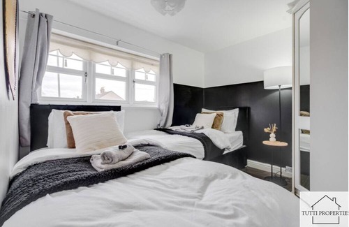 Kirkby House | Beautiful Home from Home In Liverpool, Perfect for Families and Contractors.