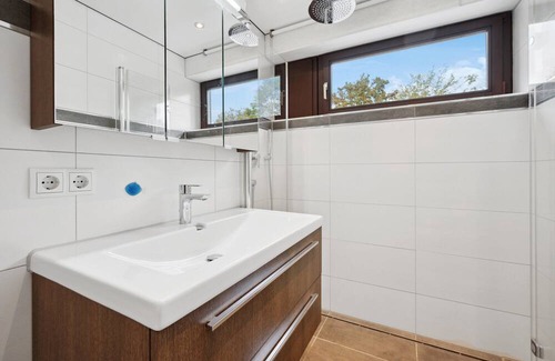 Boeblingen Apartment | Artistic 2BR Apartment "TULIP" I Netflix I Parking I Home office I Balcony