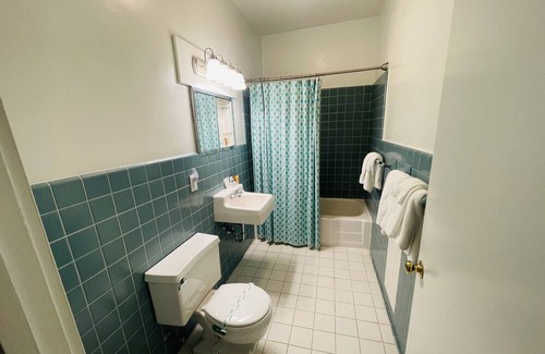 Clemmons Apartment | Steeplechase Room 2queen - Non- Smoking- No Pet