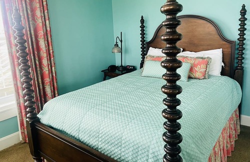 Clemmons Apartment | Oak Tree Room queen - Non- Smoking- No Pet