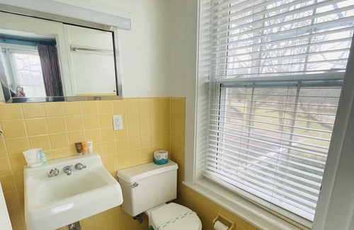 Clemmons Apartment | Oak Tree Room queen - Non- Smoking- No Pet