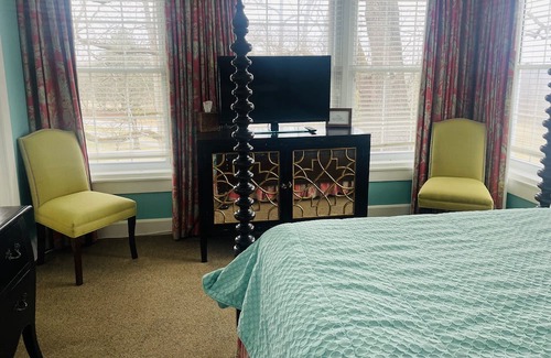 Clemmons Apartment | Oak Tree Room queen - Non- Smoking- No Pet