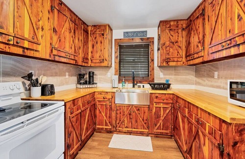 Tallassee Cabin | Becky’s hideaway nestled next to the great smoky mountains national park.