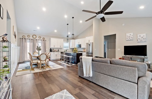 Loris House | New & Cozy Modern Retreat
