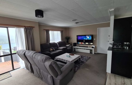 Porirua House | Hilltop Blue Sky House