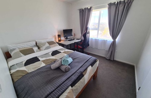 Porirua House | Hilltop Blue Sky House