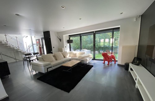 Palaiseau Villa | Villa Contemporaine Mandarine Avec Salle de Jeux, Idéal Pour les Familles