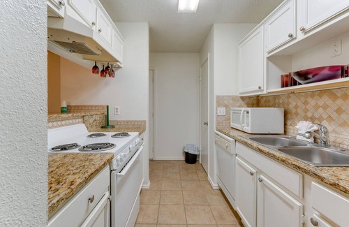 Far North Dallas Condo | Dallas Condo w/ Community Outdoor Pool!