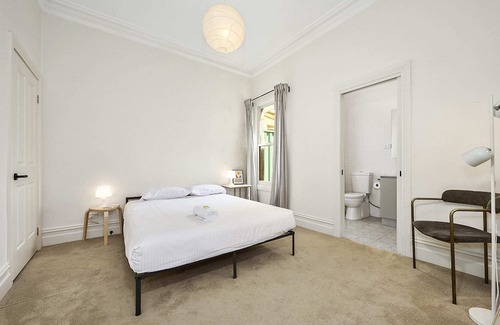 Brunswick North House | Homely Cottage in Davies St - Private Garden