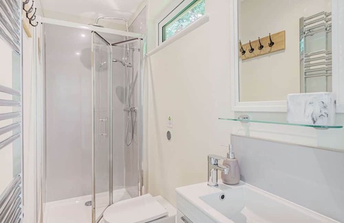 Toppesfield Cabin | Luxury City to Country Retreat Lodge with Hot Tub