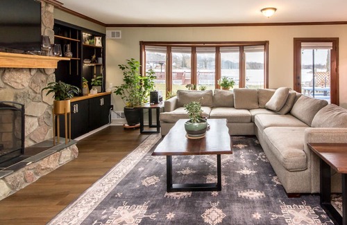 Oxbow House | Cozy Lake front Home, Hot Tub, close to Shopping