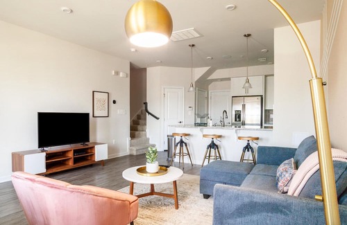 College Park House | Lovely Hyattsville 3BR w/ W/D, nr Shopping Mall & Dining, by Blueground