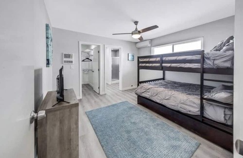 Circle Area House | Business Class 4 Bedroom Suite in LB with Pool