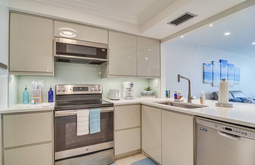 Palma del Mar Condo | Stylish St Petersburg Condo w/ Balcony + Bay Views