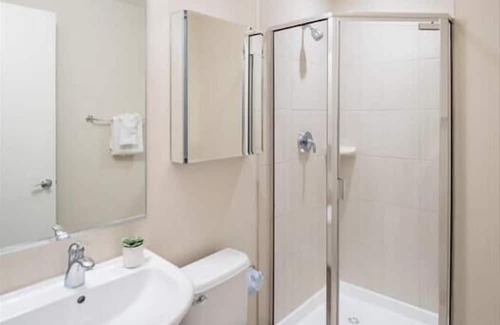 Downtown Washington D.C. House | Sunny | Kitchen & Laundry | Gym+Rooftop |Near GWU Hospital