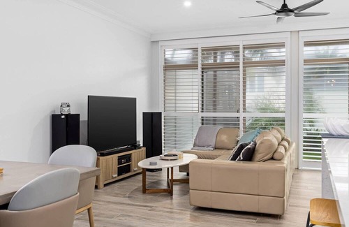 Blue Bay Apartment | Blissful Beachfront Pad - Pet Friendly / Direct Beach Access