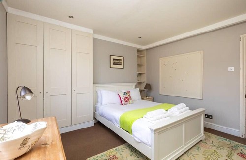 Wandsworth House | Incredible 5 bedroom House w/Private Garden -Wandsworth!