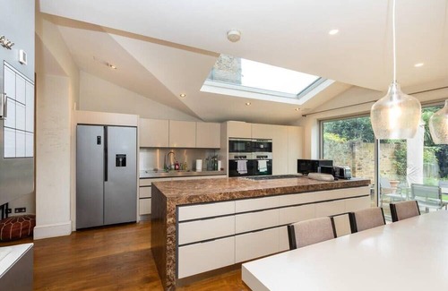 Wandsworth House | Incredible 5 bedroom House w/Private Garden -Wandsworth!
