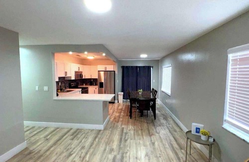 Buena Vista House | Spacious Family Home | Free Parking!