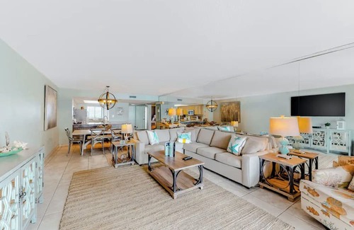 Miramar Beach Condo | BEACH FRONT CONDO SLEEPS 8 WITH BEAUTIFUL VIEWS OF THE GULF IN MIRAMAR BEACH