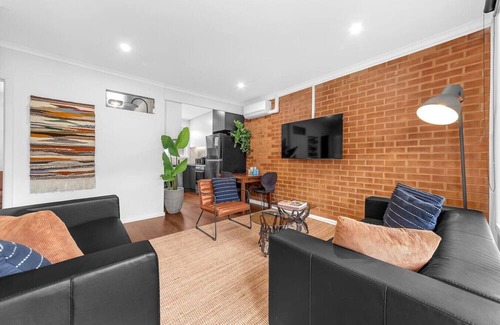 Albion Apartment | Vintage Groove at the Garden End