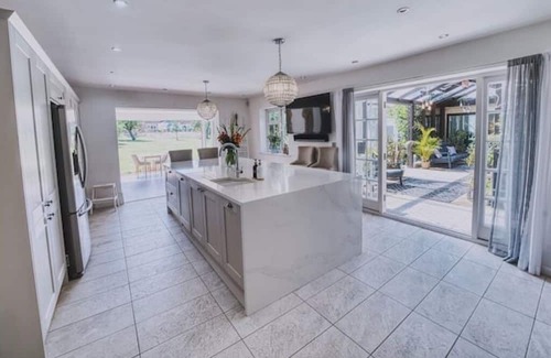 Earls Barton House | Stylish Country House with Spa – Sleeps 10