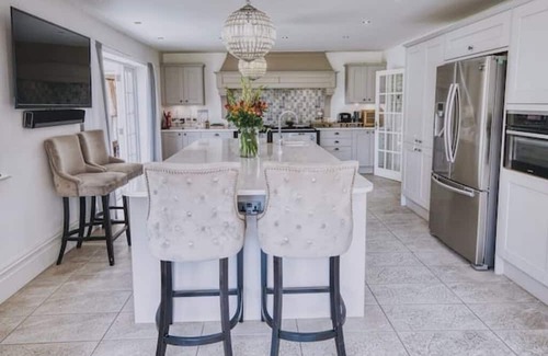 Earls Barton House | Stylish Country House with Spa – Sleeps 10