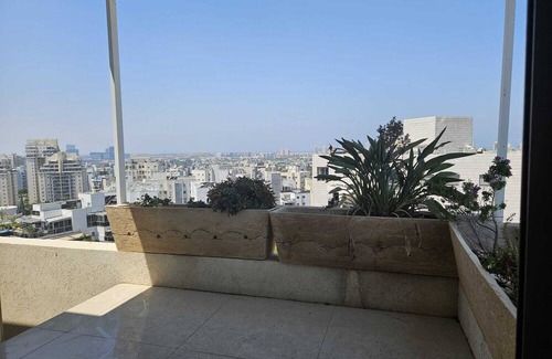 Holon Apartment | Spacious & Luxurious 5BR in Holon w/AC, Wi-Fi, Veranda, Parking, Near Tel Aviv