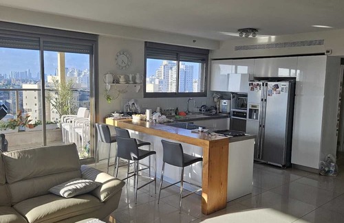 Holon Apartment | Spacious & Luxurious 5BR in Holon w/AC, Wi-Fi, Veranda, Parking, Near Tel Aviv