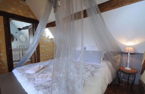 Saint-Germain-des-Grois Bed & Breakfast | Superb percheronne house surrounded by greenery. the fireplace will warm you up.