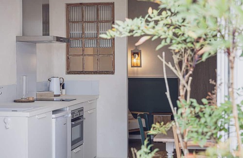 La Bastide-Clairence Bed & Breakfast | Guest Room 'Maison Perbos 1556 - Cancha' with Shared Pool, Wi-Fi and Air Conditioning